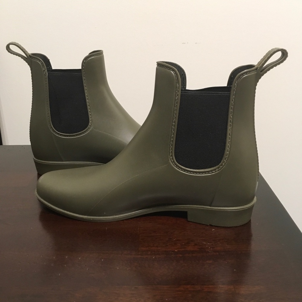 Green short rain boots size 8